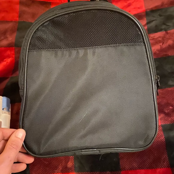 I’m selling a new Puma Contender 3.0 Duffel bag with a footwear compartment. - Picture 4 of 8